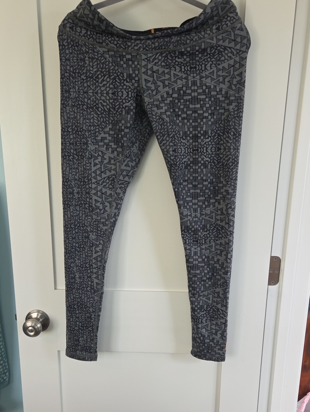Lucy Geo-Print Leggings in Charcoal and Black